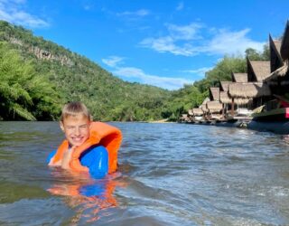 Kind zwemt in de River Kwai