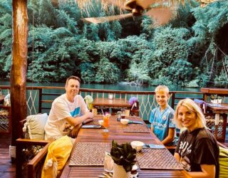 Gezellig eten op de rafts aan de River Kwai