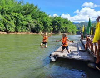Kinderen springen in de River Kwai