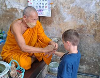 Kind bij monnik in Ayutthaya
