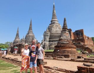 Familie bij de ruïnes in Ayutthaya
