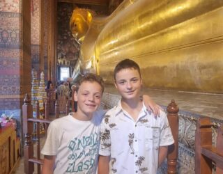 Kinderen bij de beroemde liggende Boeddha