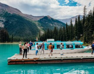 Met kinderen op de boot op Maligne Lake