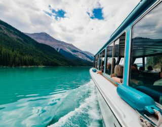 Met de boot op Maligne Lake