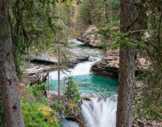 Woelige waterval aan Maligne Canyon