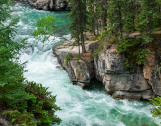 Woelige watervallen in Maligne Canyon