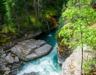 Woelige water in Maligne Canyon