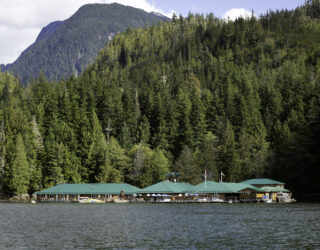 Drijvende lodge in het Great Bear Rainforest