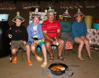 Familie met kinderen op bezoek in Lesotho