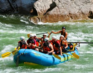 Actieve rafting met tieners op Clearwater River