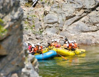 Even uitrusten op de rafts aan Clearwater River