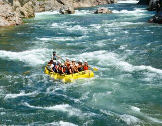 Met het gezin p de rafts aan Clearwater River