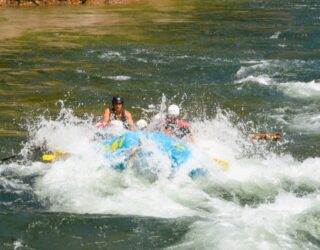 Raften op de golven met kids op Clearwater River