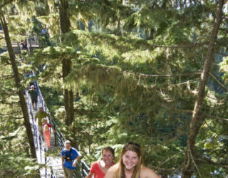 Familie op de handbrug in Whistler