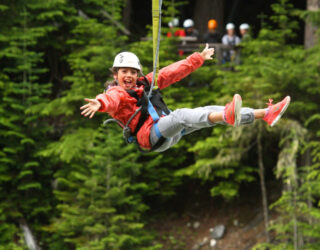 Kind op de zipline in Whistler