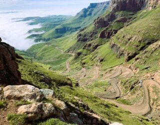 Kronkelende wegen langs de Sanipass