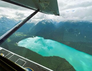 Azuurblauw meer vanuit watervliegtuig Canada