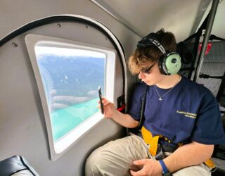 tiener neemt foto's vanuit watervliegtuig Canada