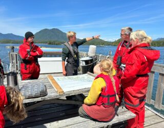 Gids geeft uitleg over de boottocht in Tofino