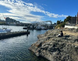 Tiener geniet aan de haven in Victoria