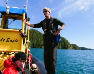 Families zoeken naar beren langs de oevers van Tofino met gids