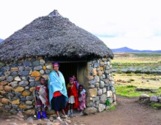 Gezin met kinderen in Lesotho