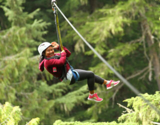 Ziplinen tussen de bergbossen in Whistler