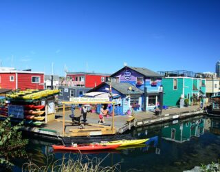 Kajakken aan drijvende huisjes bij Fisherman's Wharf in Victoria