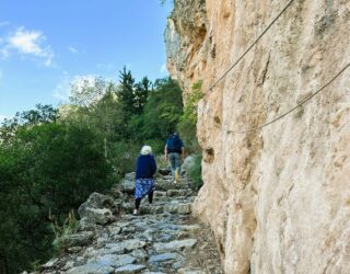 Hiken naar het klooster in de rotswand in Dimitsana