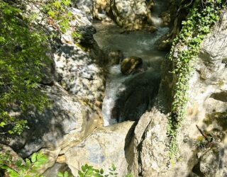 Waterval onderweg naar het klooster in de rotswand in Dimitsana