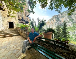 Uitrusten aan het klooster in de rotswand in Dimitsana