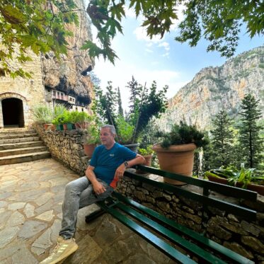 Uitrusten aan het klooster in de rotswand in Dimitsana