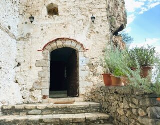 Bezoek het klooster in de rotswand in Dimitsana