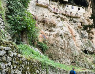 Wandeling naar klooster in de rotsen Dimitsana