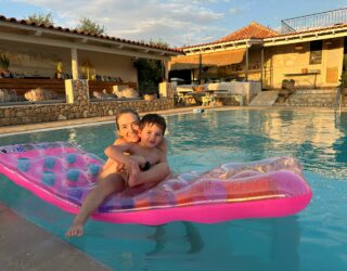 Mama en kind genieten aan het zwembad bij glamping in Griekenland