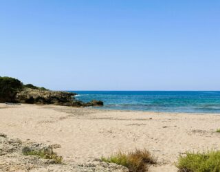 Strand dichtbij glamping Griekenland