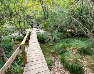 Hiken over azuurblauwe beekjes naar de polylimnio watervallen in Griekenland