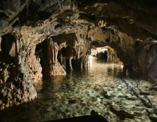 Varen tussen de magische grotten van Diros