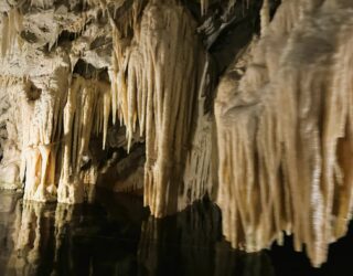 De betoverende grotten van Diros