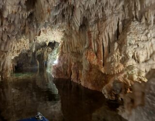 Vaar door de betoverende grotten van Diros