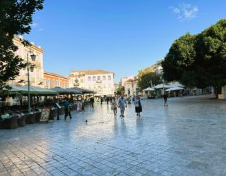 Gezellige pleintjes in de stad Nafplio