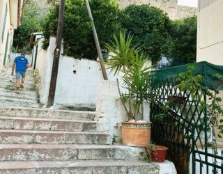 Stappen op de trappen in de stad Nafplio