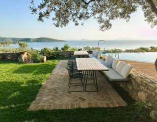 Infinity pool hotel met lounge in Epidaurus