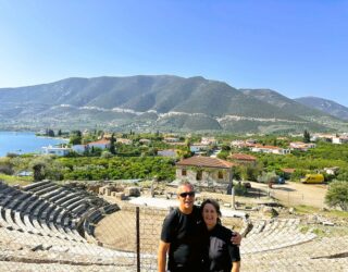 Familie bezoekt kleine theater in Epidaurus