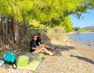 Picknicken op het strand bij Epidaurus