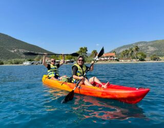 Familie met zeekajak bij Epidaurus