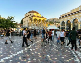 Fietsen langs pleinen in Athene