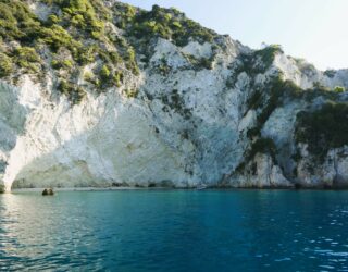 Azuurblauw water en krijtwitte rotsen in Zakynthos