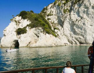 De prachtige kusstlijn in Zakynthos vanop je boot