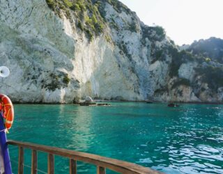 Bewonder de prachtige kusstlijn in Zakynthos vanop je boot